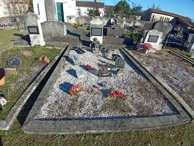 Image d'une sépulture avant une prestation de désherbage