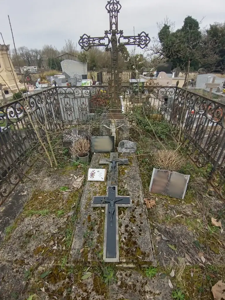 Image d'une sépulture avant une prestation de désherbage et de nettoyage de la pierre