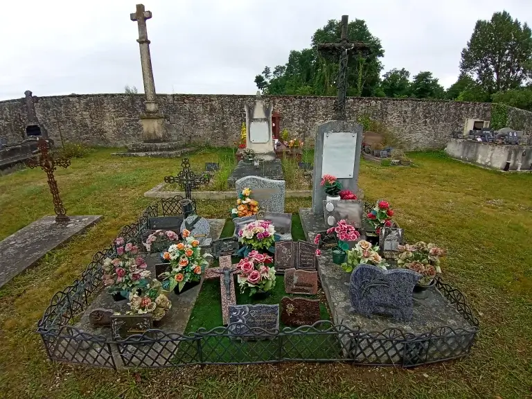 Image d'une sépulture après une prestation de désherbage