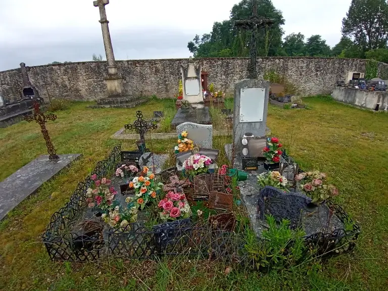 Image d'une sépulture avant une prestation de désherbage